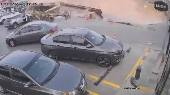 Usred grada otvorila se ogromna rupa i progutala cijelu benzinsku: U njoj je bilo ljudi...