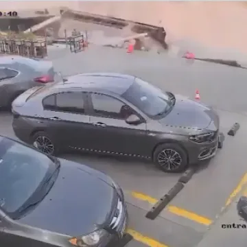 Usred grada otvorila se ogromna rupa i progutala cijelu benzinsku: U njoj je bilo ljudi...