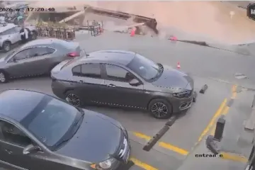 Usred grada otvorila se ogromna rupa i progutala cijelu benzinsku: U njoj je bilo ljudi...