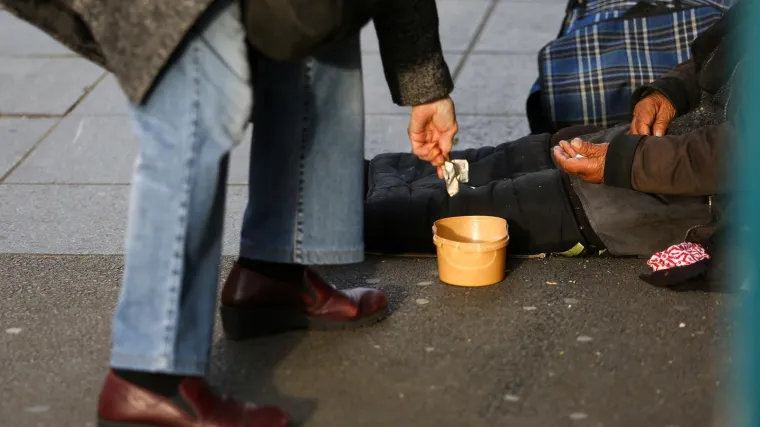 Raskrinkan poznati gradski prosjak: Vlasnik je tri kuće i automobila s privatnim vozačem!