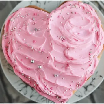 Slatko srce za Valentinovo: Kako napraviti savr&scaron;enu tortu u obliku srca bez posebnog kalupa?