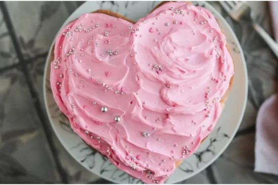 Slatko srce za Valentinovo: Kako napraviti savr&scaron;enu tortu u obliku srca bez posebnog kalupa?