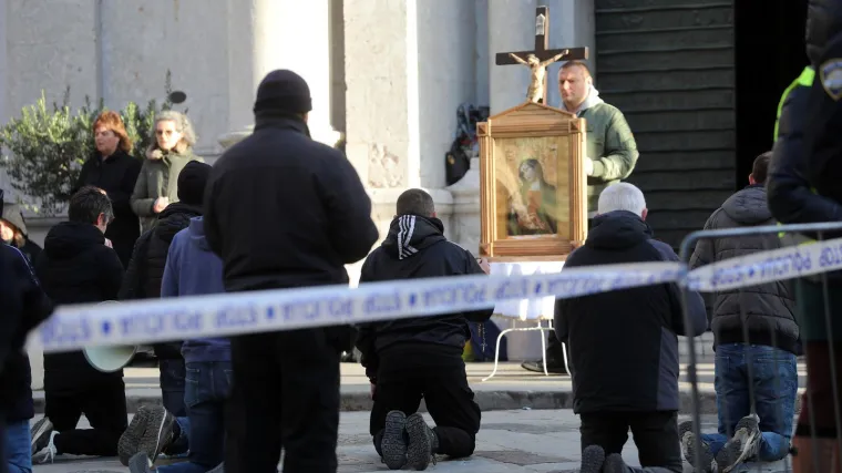 Prosvjedi protiv molitelja prestaju u ovom gradu: 'Progla&scaron;avamo pobjedu'