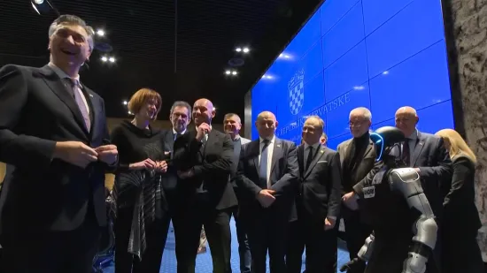 Plenković poručio robotu: 'Tonka, Habijanu se trese stolica od vas!' Pogledajte reakciju ministra