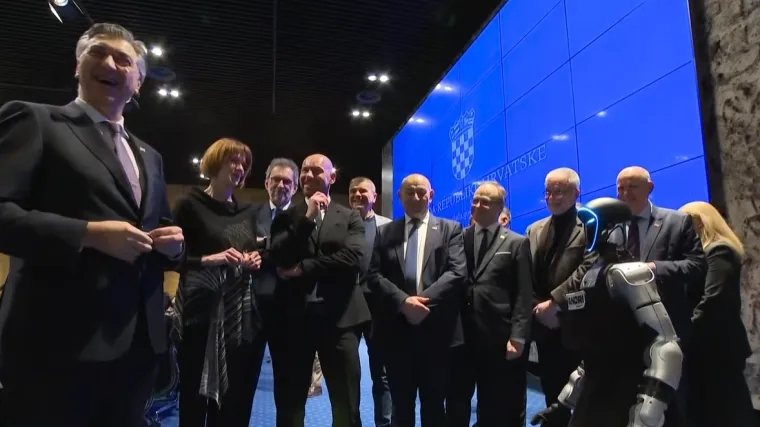 Plenković poručio robotu: 'Tonka, Habijanu se trese stolica od vas!' Pogledajte reakciju ministra