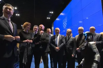 Plenković poručio robotu: 'Tonka, Habijanu se trese stolica od vas!' Pogledajte reakciju ministra