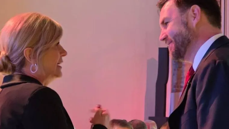 Kolinda Grabar-Kitarović nakon 'putovanja života' stigla u Milano: Pogledajte s kim se družila