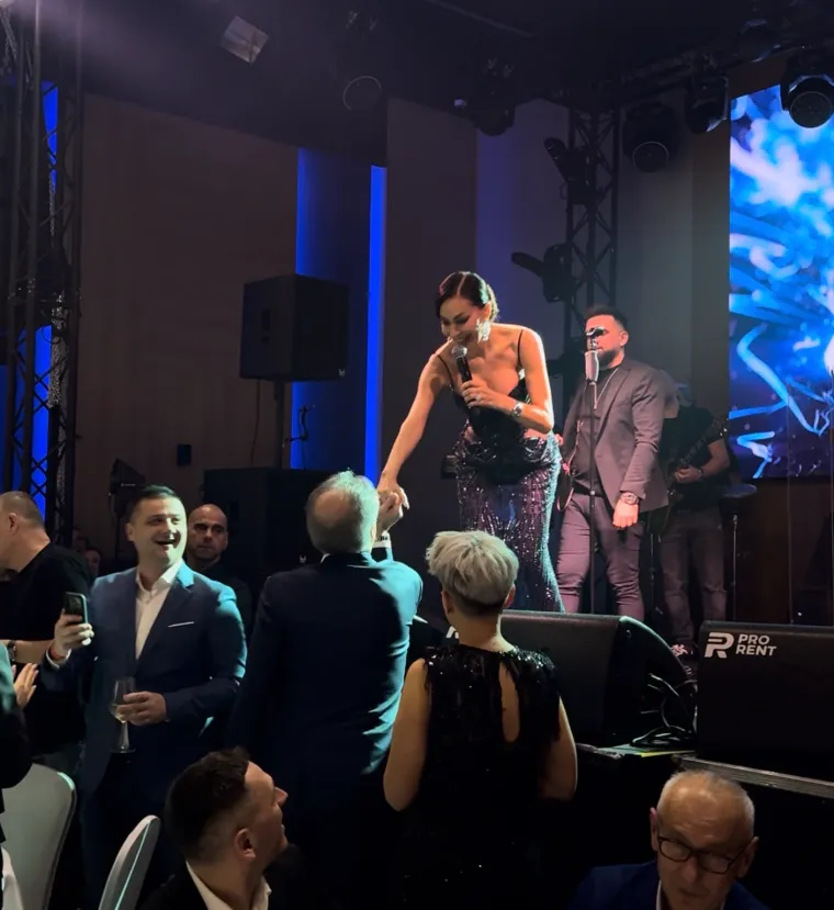 Bjegunac Mamić uživao na Cecinom koncertu: Udovici ratnog zločinca Arkana ljubio ruke, pojavila se snimka