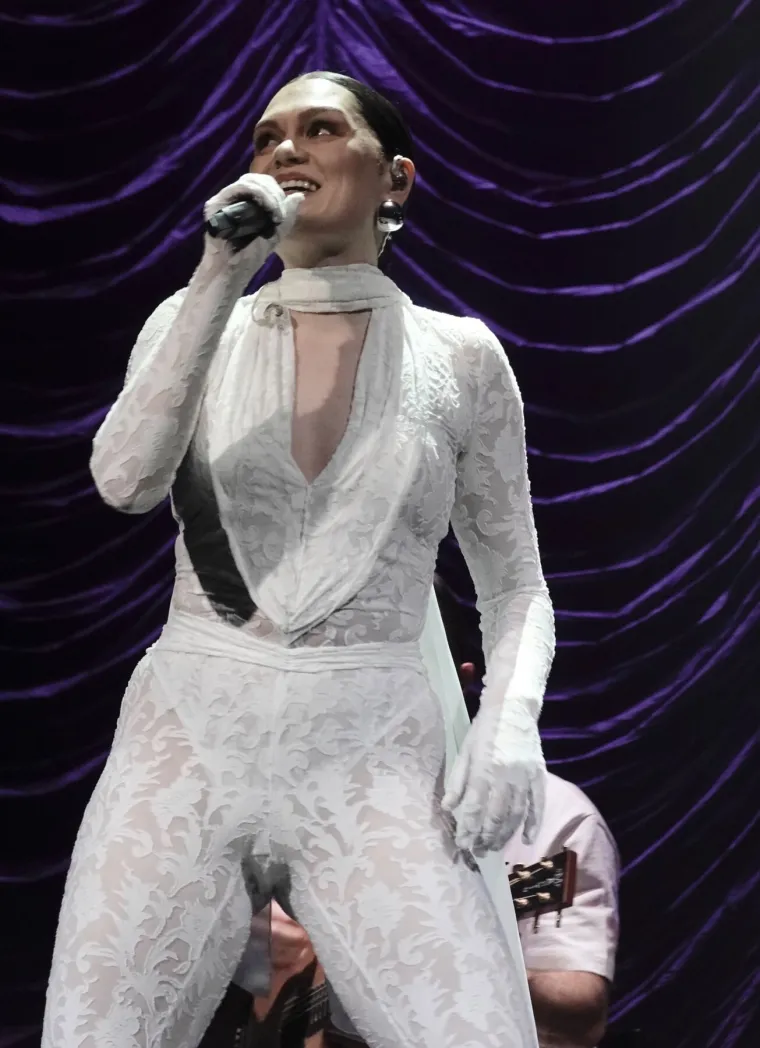 Jessie J vratila se na pozornicu nakon bitke s rakom i zasjala u bijelom čipkastom kombinezonu