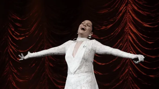 Jessie J vratila se na pozornicu nakon bitke s rakom i zasjala u bijelom čipkastom kombinezonu