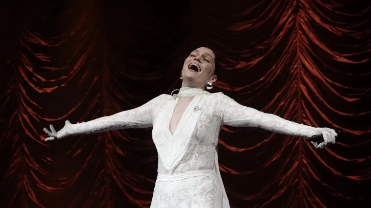 Jessie J vratila se na pozornicu nakon bitke s rakom i zasjala u bijelom čipkastom kombinezonu