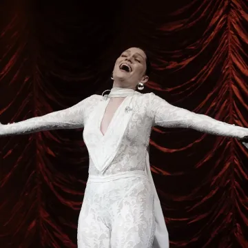 Jessie J vratila se na pozornicu nakon bitke s rakom i zasjala u bijelom čipkastom kombinezonu