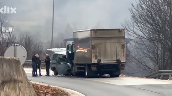 Užas u susjedstvu! Poginula žena, osam ozlijeđenih u te&scaron;kom sudaru kamiona i kombija