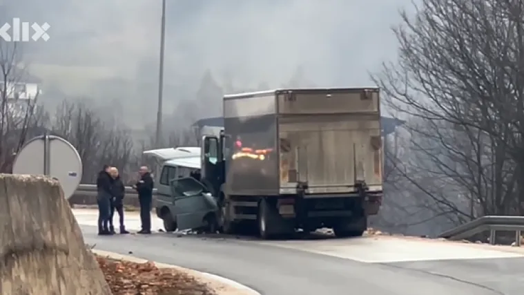 Užas u susjedstvu! Poginula žena, osam ozlijeđenih u te&scaron;kom sudaru kamiona i kombija
