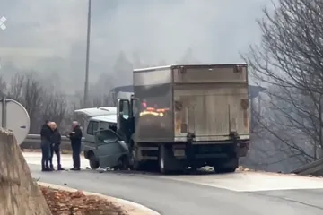 Užas u susjedstvu! Poginula žena, osam ozlijeđenih u te&scaron;kom sudaru kamiona i kombija