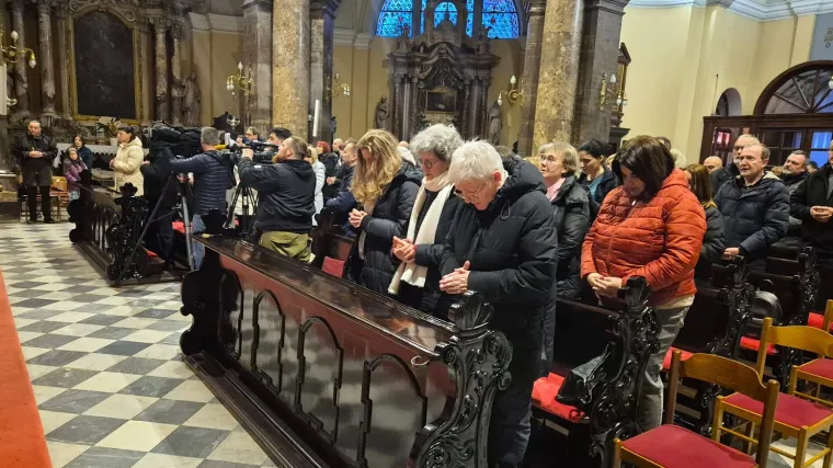 Nadbiskup Uzinić uspio okupiti klečavce i prosvjednike na misi: 'Promijenili su nakane'