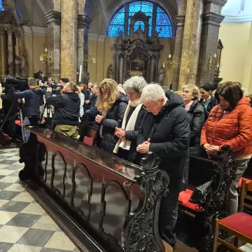 Nadbiskup Uzinić uspio okupiti klečavce i prosvjednike na misi: 'Promijenili su nakane'