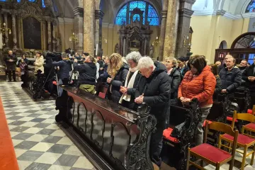 Nadbiskup Uzinić uspio okupiti klečavce i prosvjednike na misi: 'Promijenili su nakane'