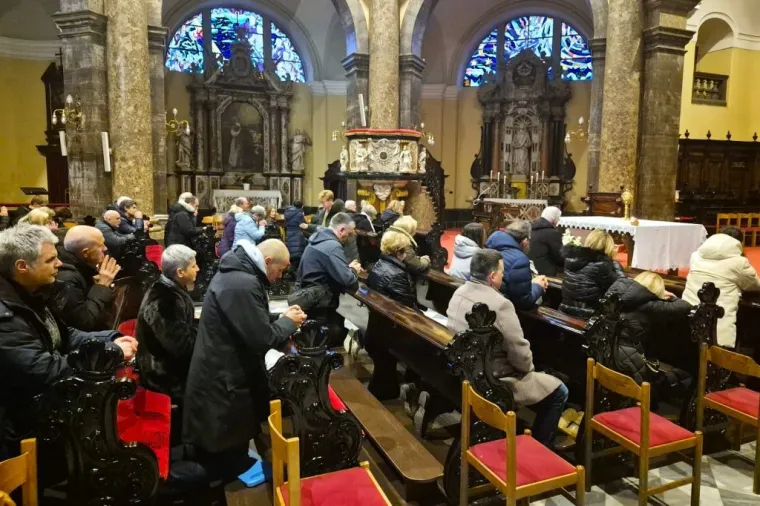 Nadbiskup Uzinić uspio okupiti klečavce i prosvjednike na misi: 'Promijenili su nakane'