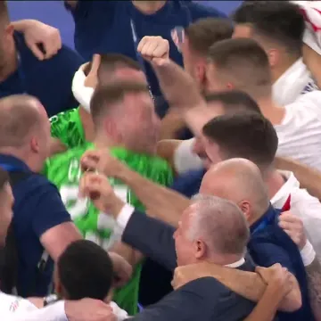 Emocije na rubu pucanja: Vatreni rasplamsali Stožice i srca navijača nakon povijesne drame