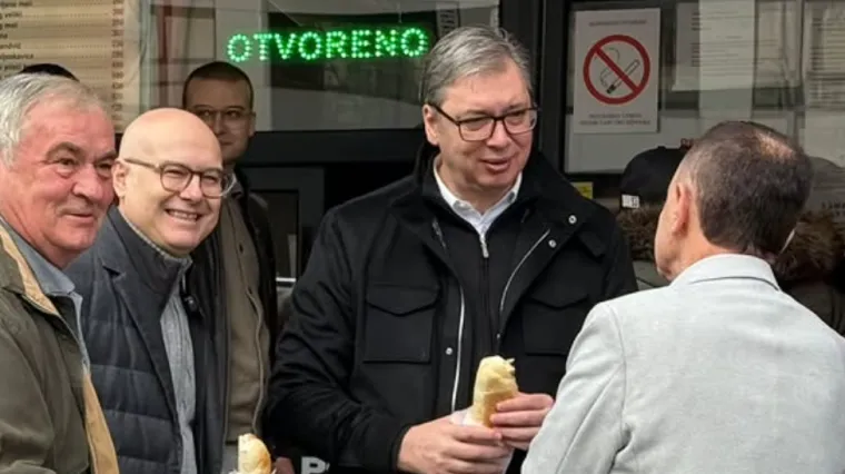 Vučić stigao u Novi Sad, ljudi autobusima dovedeni da mu plje&scaron;ću, dotakao se i Hrvatske