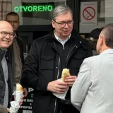Vučić stigao u Novi Sad, ljudi autobusima dovedeni da mu plje&scaron;ću, dotakao se i Hrvatske