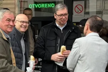 Vučić stigao u Novi Sad, ljudi autobusima dovedeni da mu plje&scaron;ću, dotakao se i Hrvatske