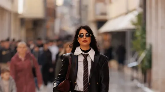 Sunčani đir pretvorio se u modnu pozornicu: Za ovim nogama tamnokose žene u crnom kaputu svi su se okretali