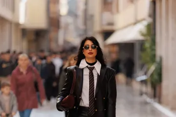 Sunčani đir pretvorio se u modnu pozornicu: Za ovim nogama tamnokose žene u crnom svi su se okretali