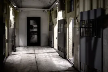 Osuđen zbog opake urote: Moćni tajkun saznao koliko će dugo provesti iza re&scaron;etaka