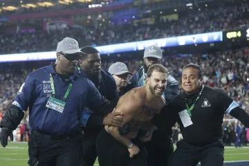 Neželjeni gost uni&scaron;tio Super Bowl! Pogledajte scene koje se nisu mogle vidjeti na TV-u