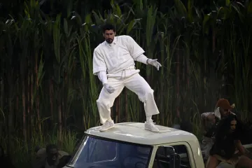 Svi su gledali njegov outfit: Bad Bunny na Super Bowlu nosio skrivenu poruku u broju 64?