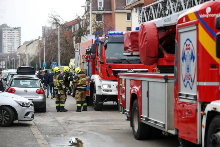 Pogledajte prizore drame na Jarunu: Buknuo požar u stanu, vatrogasci izvlačili ljude