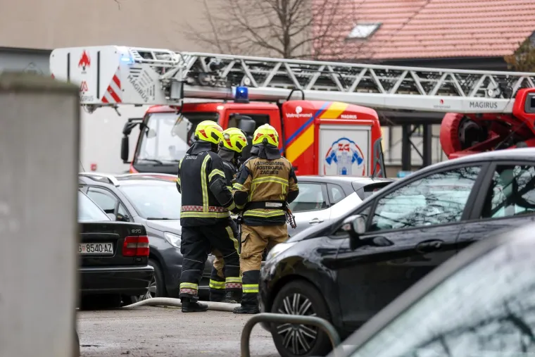 Pogledajte prizore drame na Jarunu: Buknuo požar u stanu, vatrogasci izvlačili ljude