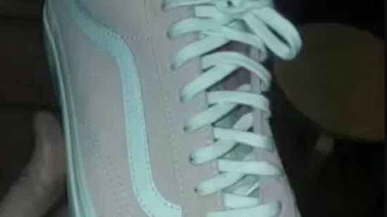 Ova iluzija posvađala je cijeli internet: Vidite li vi roza bijelu ili sivo tirkiznu tenisicu?