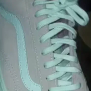 Ova iluzija posvađala je cijeli internet: Vidite li vi roza bijelu ili sivo tirkiznu tenisicu?