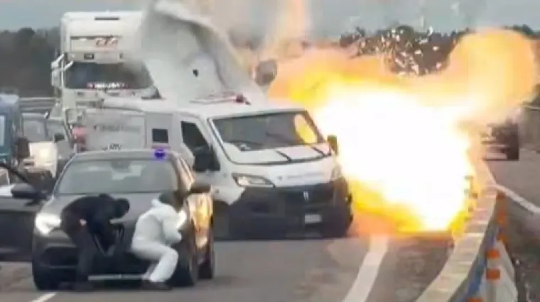 Snimka eksplozije iz susjedstva: Kala&scaron;njikovima napali oklopno vozilo i zapalili kombi