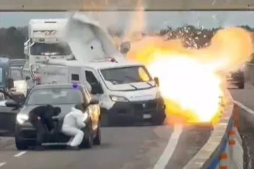 Snimka eksplozije iz susjedstva: Kala&scaron;njikovima napali oklopno vozilo i zapalili kombi