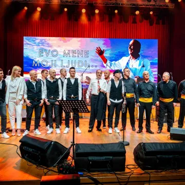 Ovako to radi Mladen Grdović: Pogledajte atmosferu na proslavi 45. godina njegove karijere