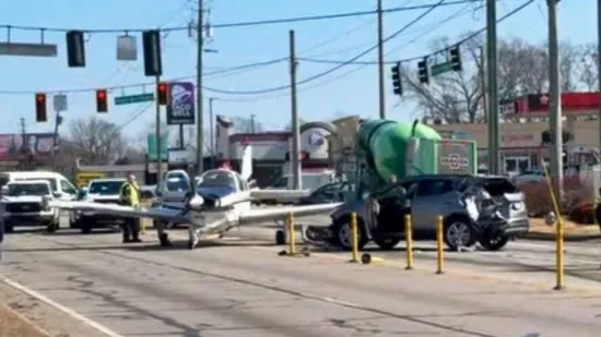 Pazi ide avion! Prisilno sletio na cestu pa skr&scaron;io nekoliko automobila dok je poku&scaron;avao stati