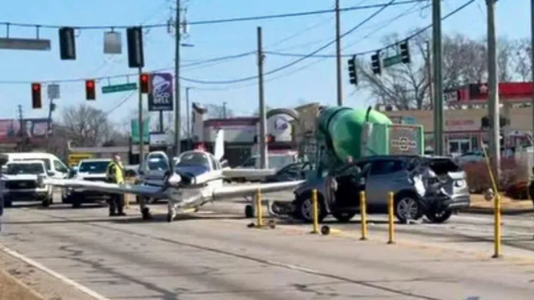 Pazi ide avion! Prisilno sletio na cestu pa skr&scaron;io nekoliko automobila dok je poku&scaron;avao stati