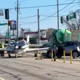 Pazi ide avion! Prisilno sletio na cestu pa skr&scaron;io nekoliko automobila dok je poku&scaron;avao stati