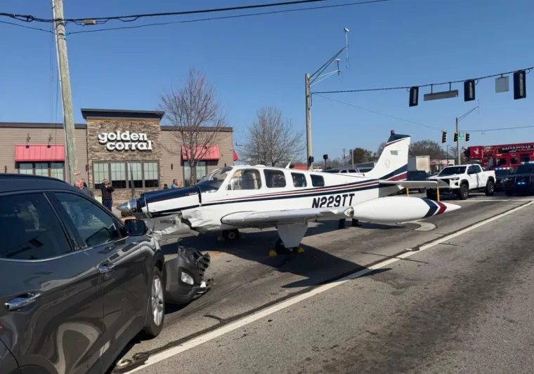Pazi ide avion! Prisilno sletio na cestu pa skr&scaron;io nekoliko automobila dok je poku&scaron;avao stati