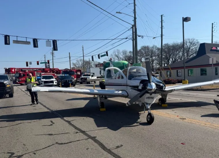 Pazi ide avion! Prisilno sletio na cestu pa skr&scaron;io nekoliko automobila dok je poku&scaron;avao stati