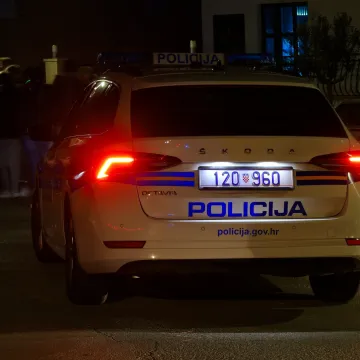 Mu&scaron;karac (71) nožem poku&scaron;ao ubiti suprugu: Zadao joj vi&scaron;e ubodnih rana