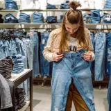 Kako odabrati prave traperice? Pronađite kroj koji laska va&scaron;oj figuri uz ove metode