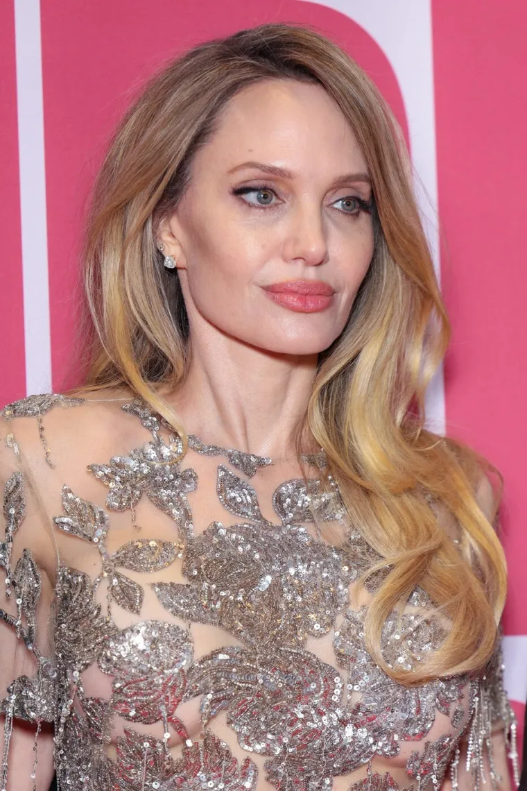 Angelina Jolie izdominirala trend 'golih haljina': Izgledala je nestvarno, a kreacija nosi poruku