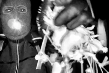 Ovaj maskirani čovjek je oteo majku poznate TV voditeljice? Objavljena jeziva snimka