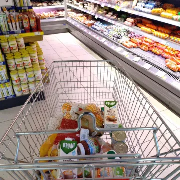 &Scaron;to se skriva na policama trgovina? Evo &scaron;to stvarno jedemo i za&scaron;to moramo čitati sitna slova