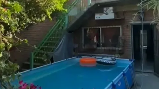 Nevjerojatno! Otac odlučio izvesti spektakularan skok u bazen, mreže gore od reakcija